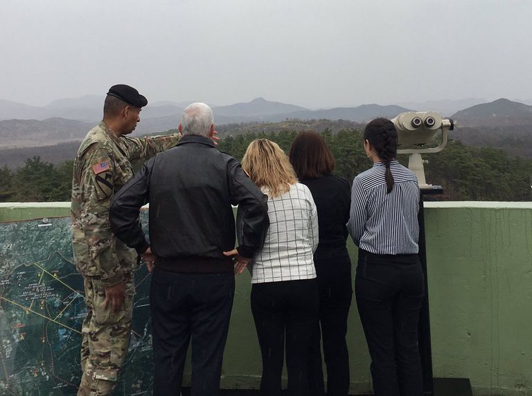 مايك بنس نائب الرئيس الأمريكي يصل القاعدة الأمريكية