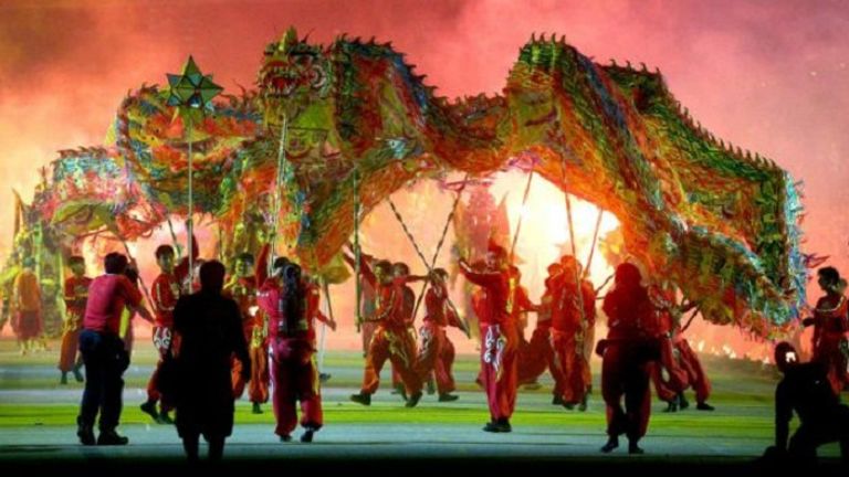 مصريون بإحدى الحدائق في شم النسيم - أرشيفية