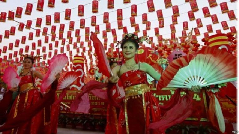 مصريون بإحدى الحدائق في شم النسيم - أرشيفية