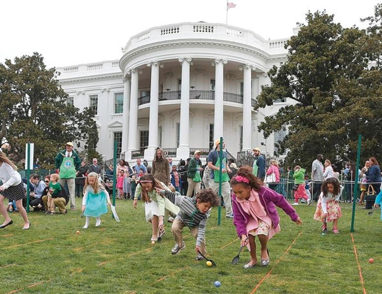 مصريون بإحدى الحدائق في شم النسيم - أرشيفية