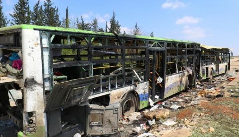 حافلات مدمرة إثر تعرضها لانفجار في منطقة الرشيدين في إدلب
