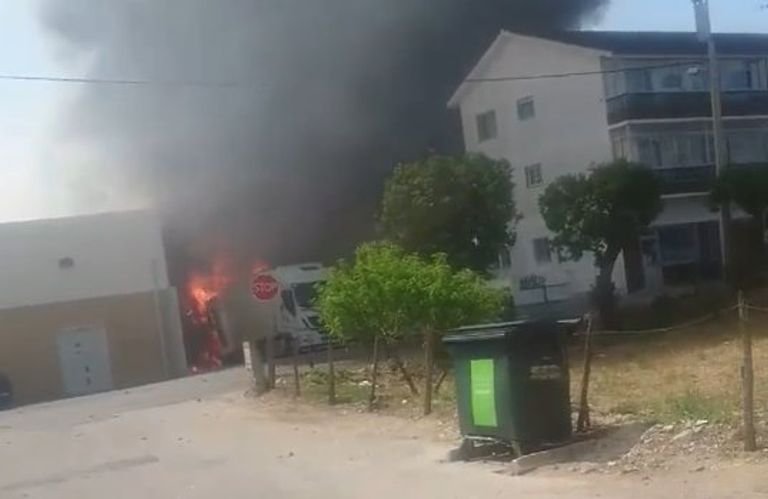 سحابة كثيفة من الدخان من موقع سقوط الطائرة
