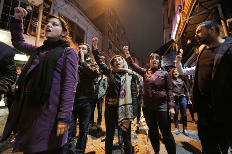 محتجون ضد نتيجة استفتاء تركيا - رويترز