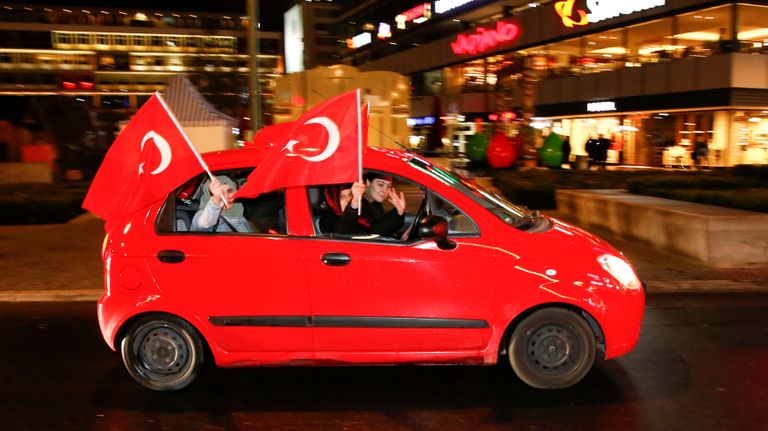 محتجون ضد نتيجة استفتاء تركيا - رويترز