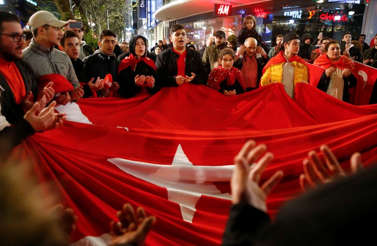 أتراك يضربون الحلل بالملاعق احتجاجا على نتيجة الاستفتاء - رويترز