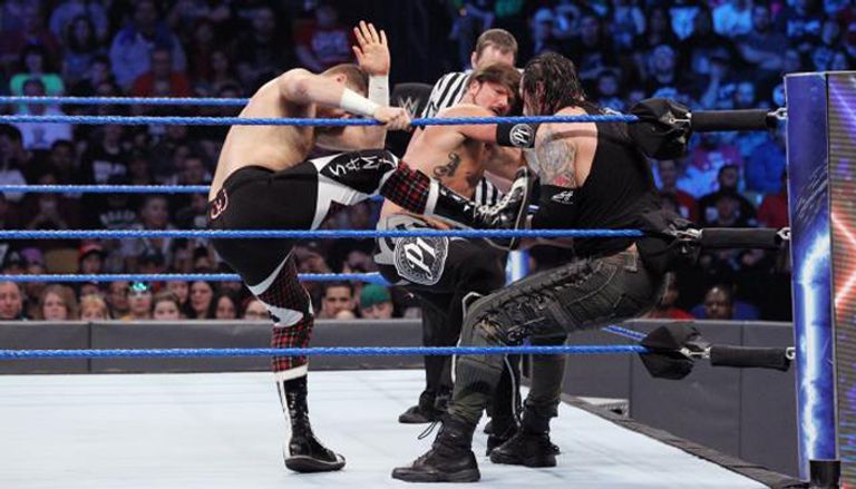 إيه جيه ستايلز يثبت أكتاف سامي زين