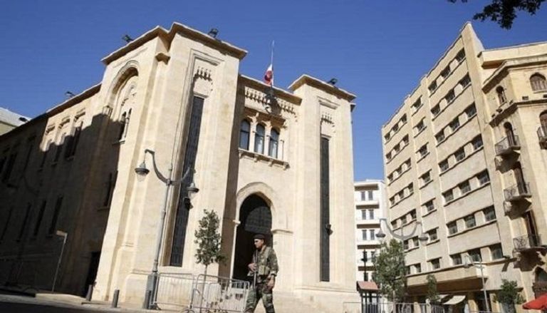 جندي لبناني يؤمن أمام البرلمان اللبناني وسط بيروت.. رويترز