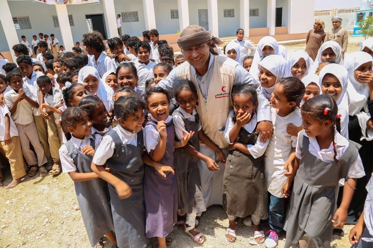 الهلال الأحمر الإماراتي يفتتح مدرسة في اليمن