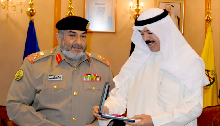 نائب رئيس مجلس الوزراء ووزير الدفاع الكويتي يستقبل آمر القوة البرية