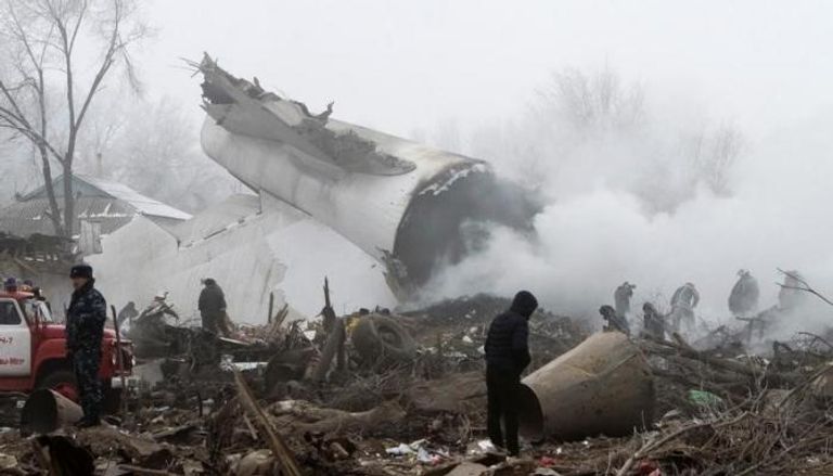 عمال إنقاذ في موقع تحطم طائرة تركية قرب مطار ماناس بقرغيزستان- أرشيفية