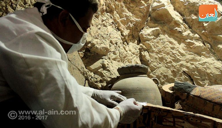 خالد العناني خلال إعلان الكشف الأثري