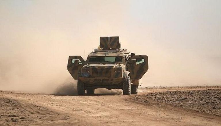 آلية عسكرية تقل مقاتلين من قوات سوريا الديمقراطية شمالي الرقة 
