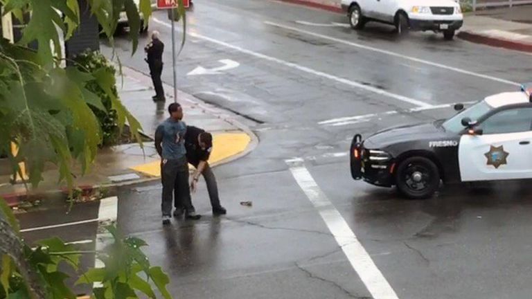 عناصر من شرطة مدينة فرينسو تطوق موقع الحادث 