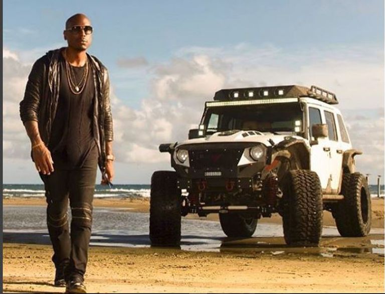 الممثل الأمريكي تايريس جيبسون في مدنية الشارقة (ميدل إيست موتورينج)