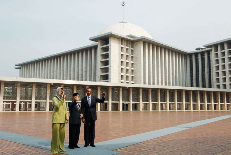 بنس داخل جامع الاستقلال (الفرنسية)