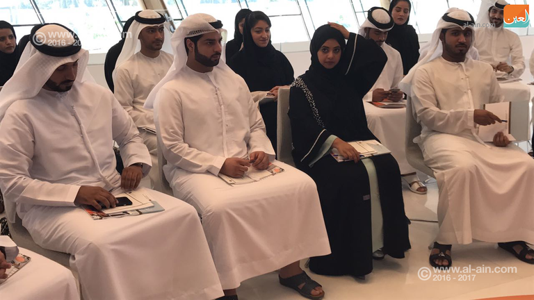 حلقة شبابية حول 