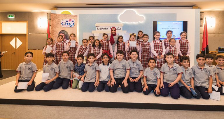 حنان ترك خلال لقائها بالأطفال