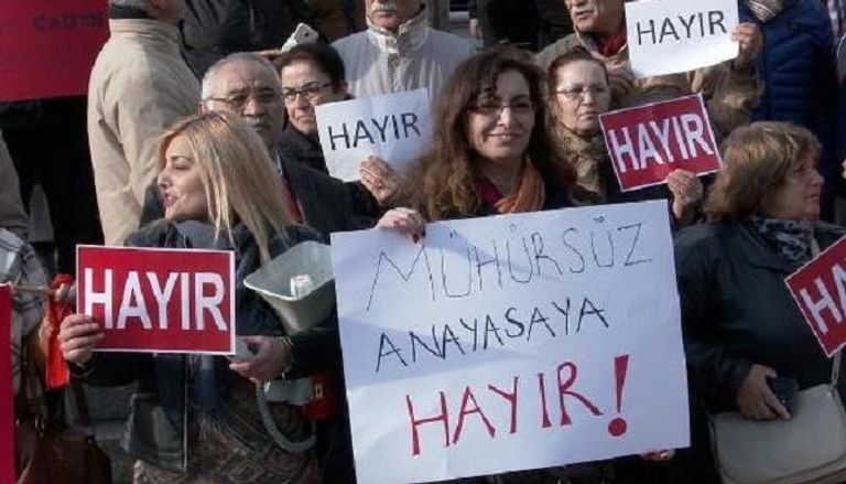 محتجون أتراك يرفعون لافتات كتبوا عليها "لا"