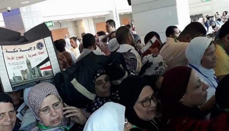 معتمرون عالقون بمطار القاهرة