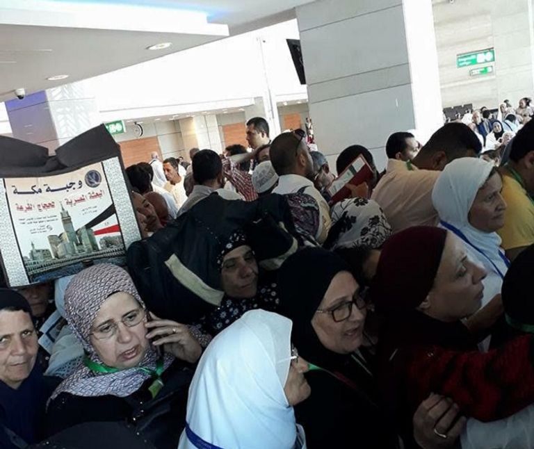معتمرون عالقون بمطار القاهرة