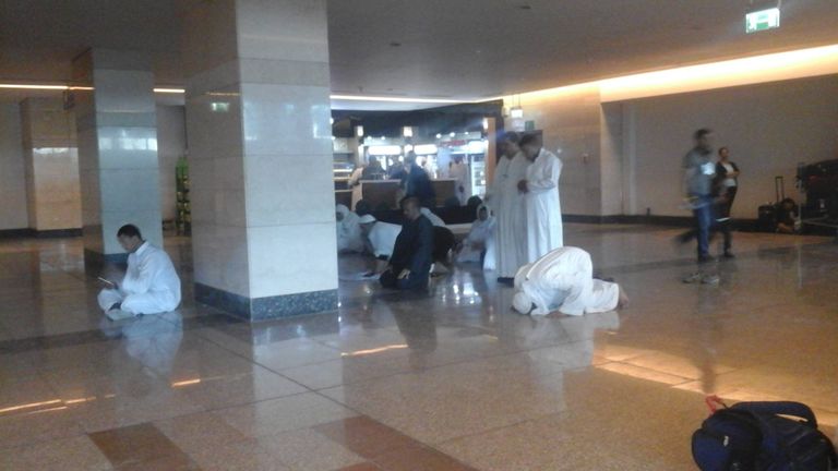 معتمرون عالقون بمطار القاهرة