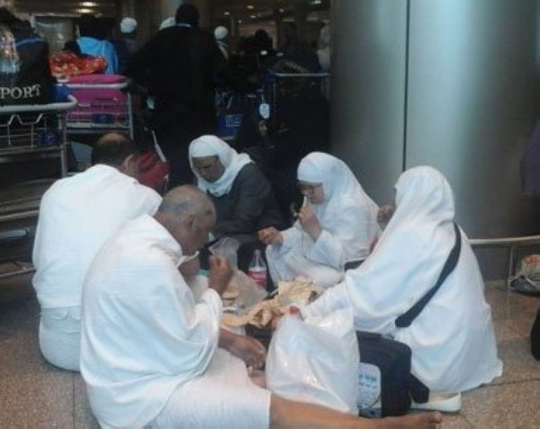 معتمرون عالقون بمطار القاهرة