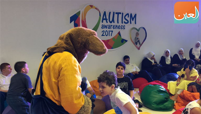 صورة تذكارية تجمع مدير عام غرفة أبوظبي وسفراء الدول في الإمارات