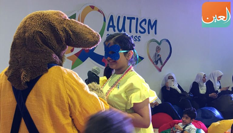 صورة تذكارية تجمع مدير عام غرفة أبوظبي وسفراء الدول في الإمارات