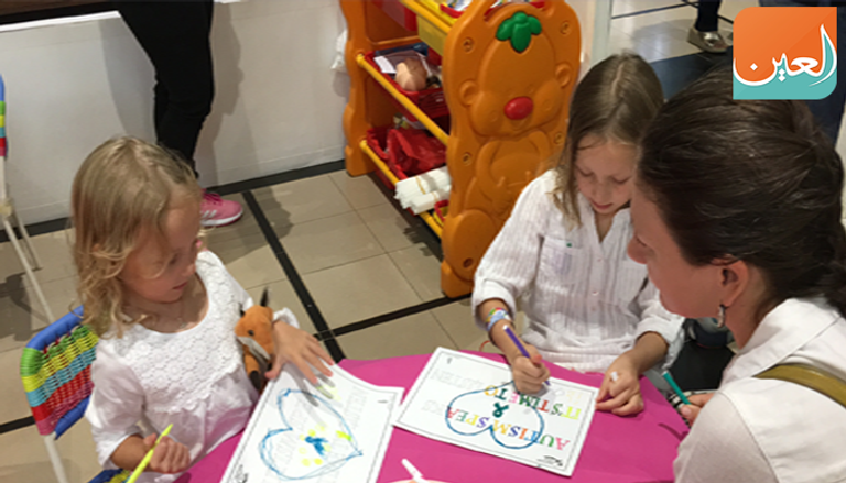 صورة تذكارية تجمع مدير عام غرفة أبوظبي وسفراء الدول في الإمارات