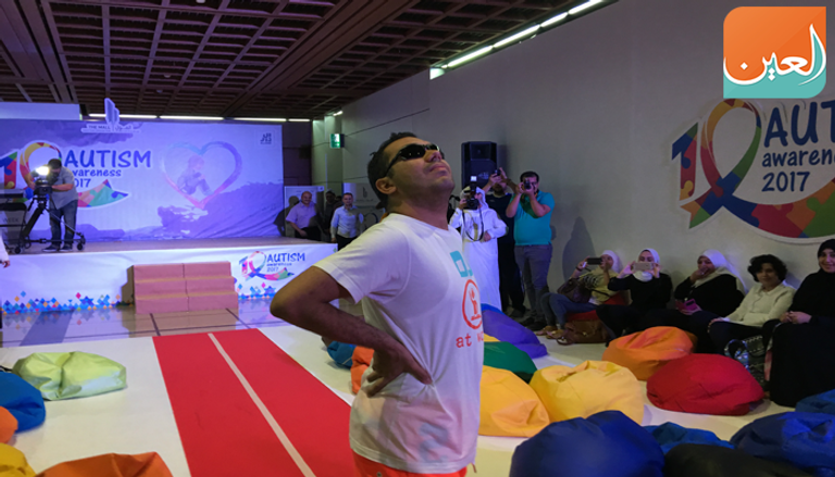 صورة تذكارية تجمع مدير عام غرفة أبوظبي وسفراء الدول في الإمارات