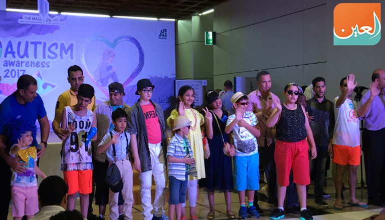 صورة تذكارية تجمع مدير عام غرفة أبوظبي وسفراء الدول في الإمارات