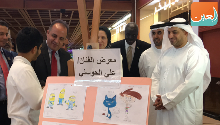 صورة تذكارية تجمع مدير عام غرفة أبوظبي وسفراء الدول في الإمارات