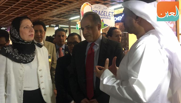 صورة تذكارية تجمع مدير عام غرفة أبوظبي وسفراء الدول في الإمارات