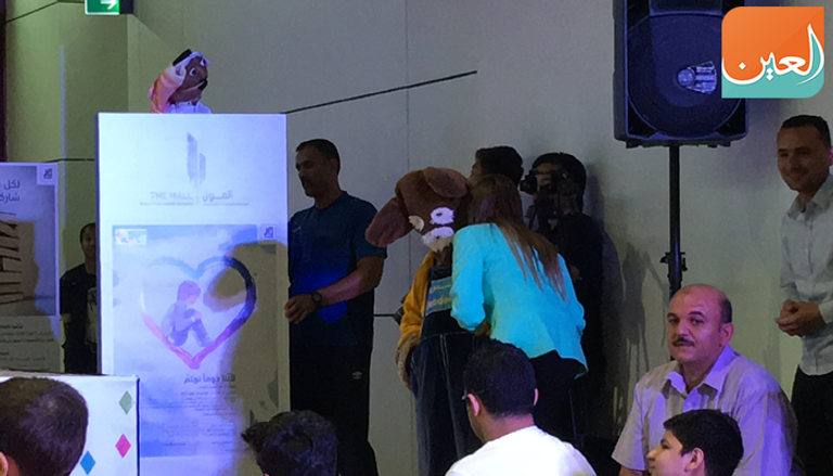 صورة تذكارية تجمع مدير عام غرفة أبوظبي وسفراء الدول في الإمارات