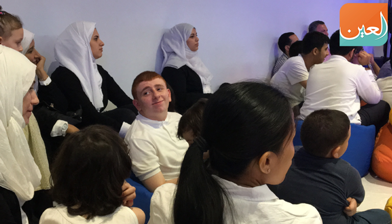 صورة تذكارية تجمع مدير عام غرفة أبوظبي وسفراء الدول في الإمارات