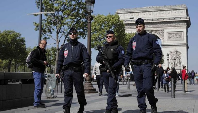 الشرطة الفرنسية قرب موقع هجوم الشانزليزيه