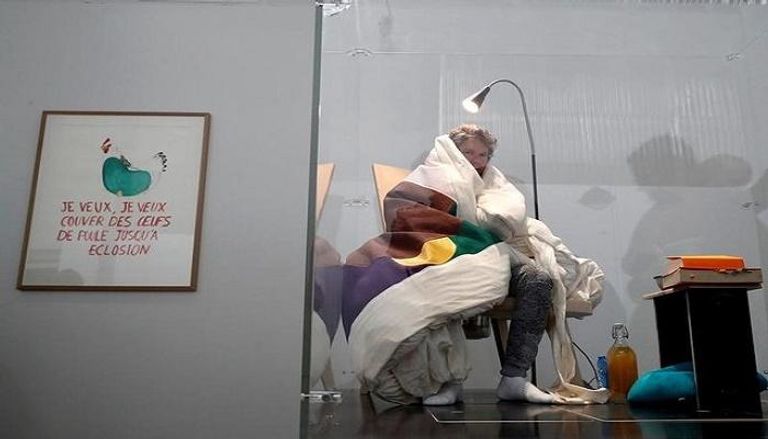 الفنان الفرنسي داخل حاوية زجاجية يرقد على 10 بيضات