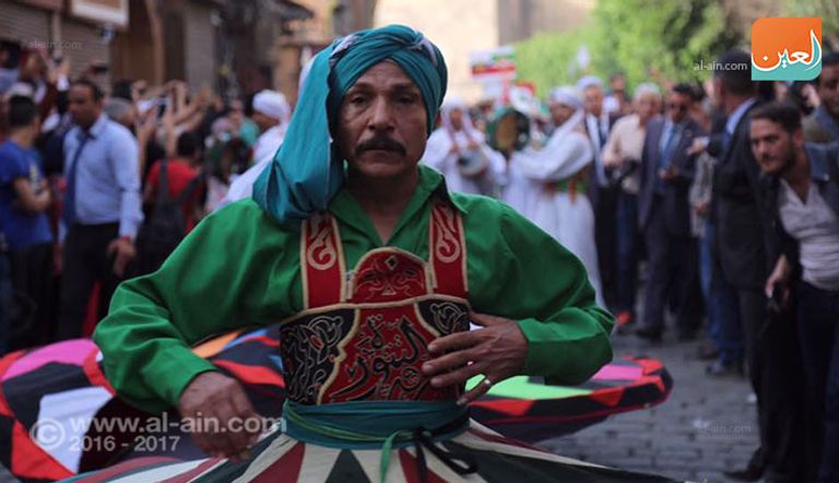 جانب من عرض مهرجان الطبول في شارع المعز العريق