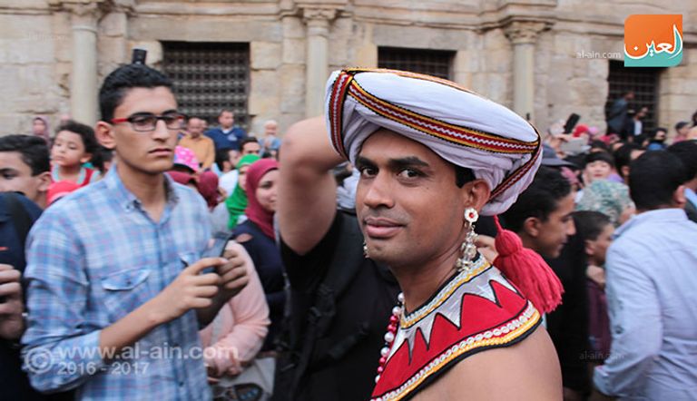 جانب من عرض مهرجان الطبول في شارع المعز العريق