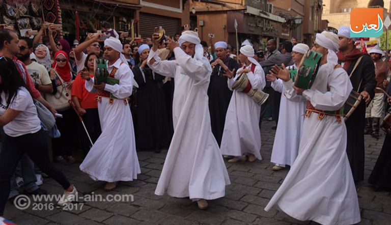 جانب من عرض مهرجان الطبول في شارع المعز العريق
