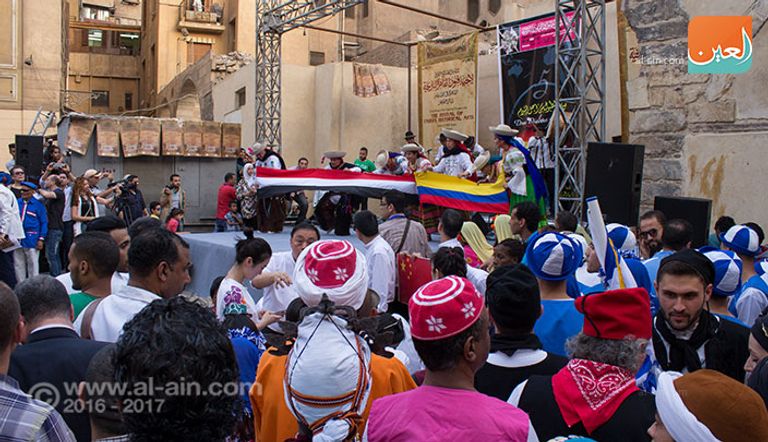 جانب من عرض مهرجان الطبول في شارع المعز العريق