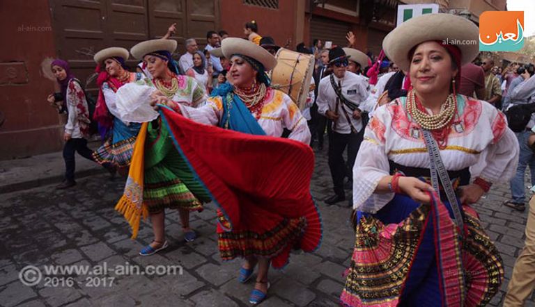 جانب من عرض مهرجان الطبول في شارع المعز العريق
