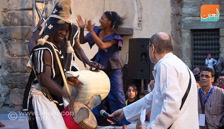 جانب من عرض مهرجان الطبول في شارع المعز العريق