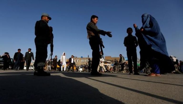 رجال الشرطة تغلق الطريق بالقرب من هجوم انتحاري في كابول- أرشيفية