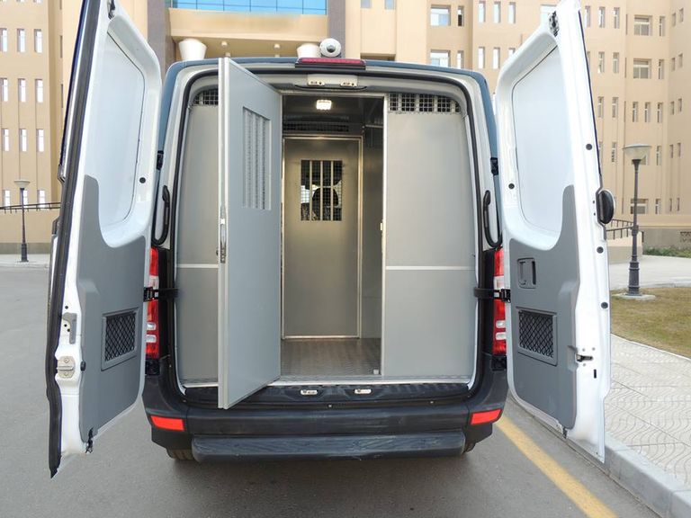 سيارات فان أمنية تكفي لاحتجاز 6 مضبوطين