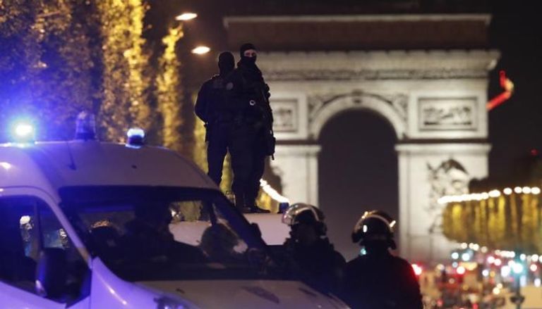 الشرطة الفرنسية تنتشر في موقع الحادث - رويترز