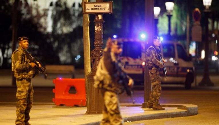 الجيش الفرنسي في شوارع العاصمة باريس - رويترز