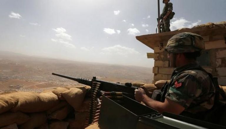 جنود لبنانيون على نقطة حدودية مع سوريا (رويترز)