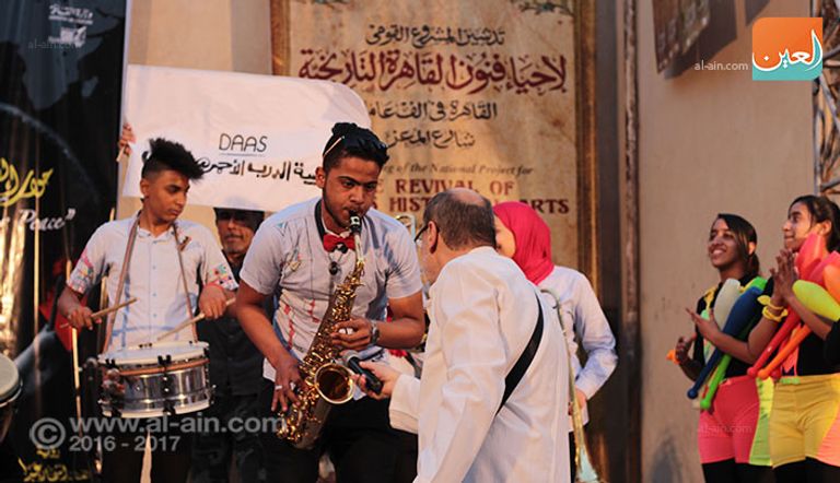 جانب من عرض مهرجان الطبول في شارع المعز العريق