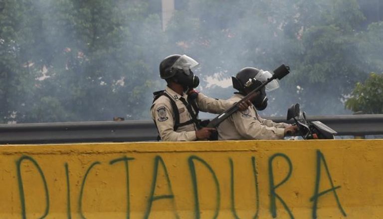 الأمن الفنزويلي يواجه المظاهرات